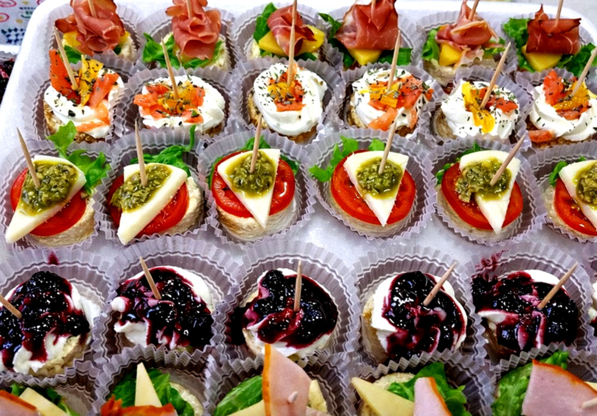 Изберете Вие: 135 или 240 солени и сладки хапки от Мечо Фууд Кетъринг, снимка 7