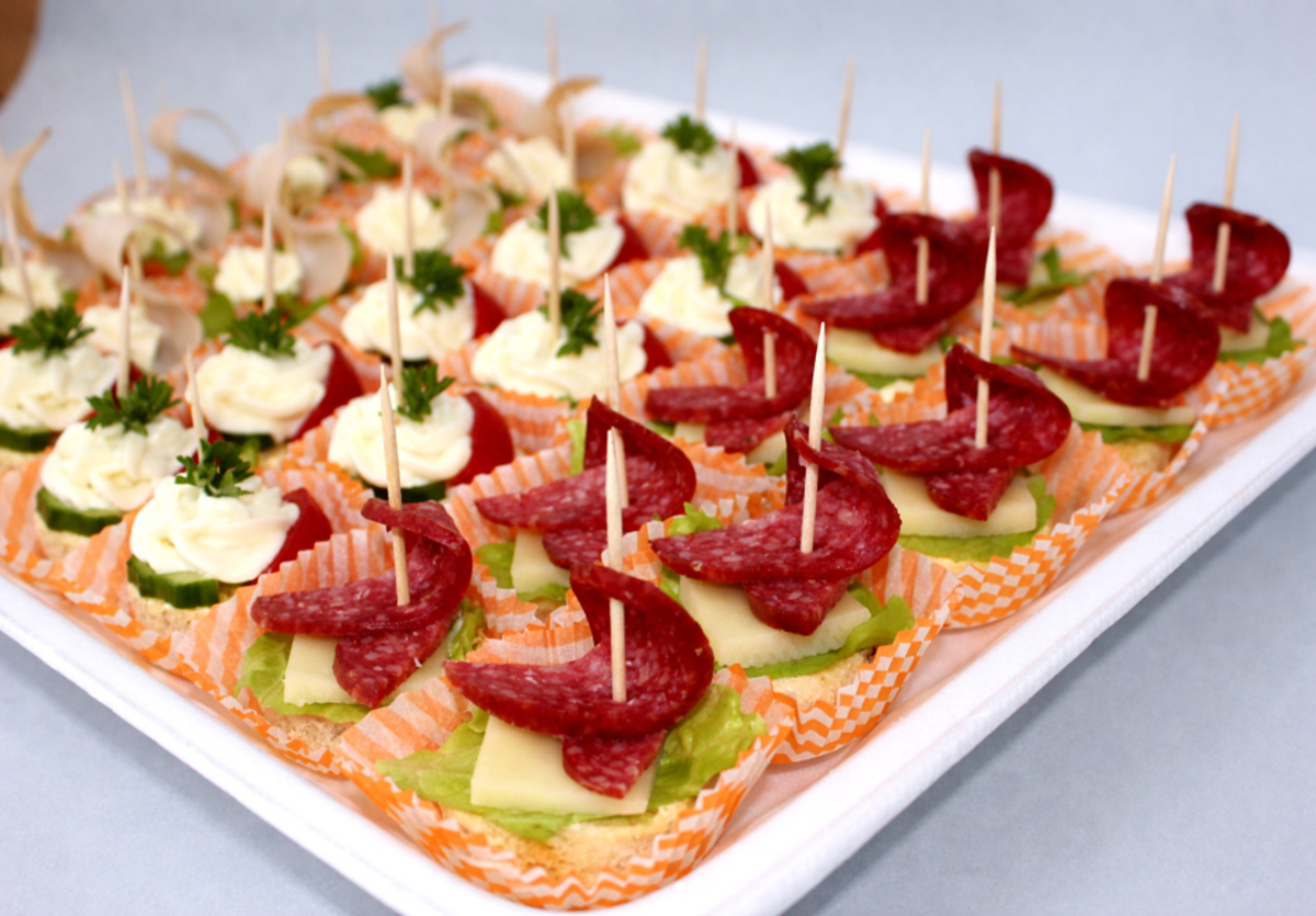 Изберете Вие: 135 или 240 солени и сладки хапки от Мечо Фууд Кетъринг, снимка 9