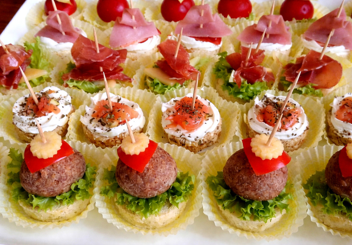 Изберете Вие: 135 или 240 солени и сладки хапки от Мечо Фууд Кетъринг, снимка 10