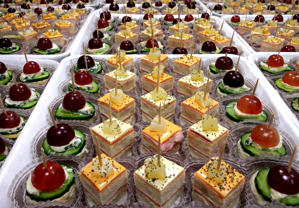 Изберете Вие: 135 или 240 солени и сладки хапки от Мечо Фууд Кетъринг, снимка 2