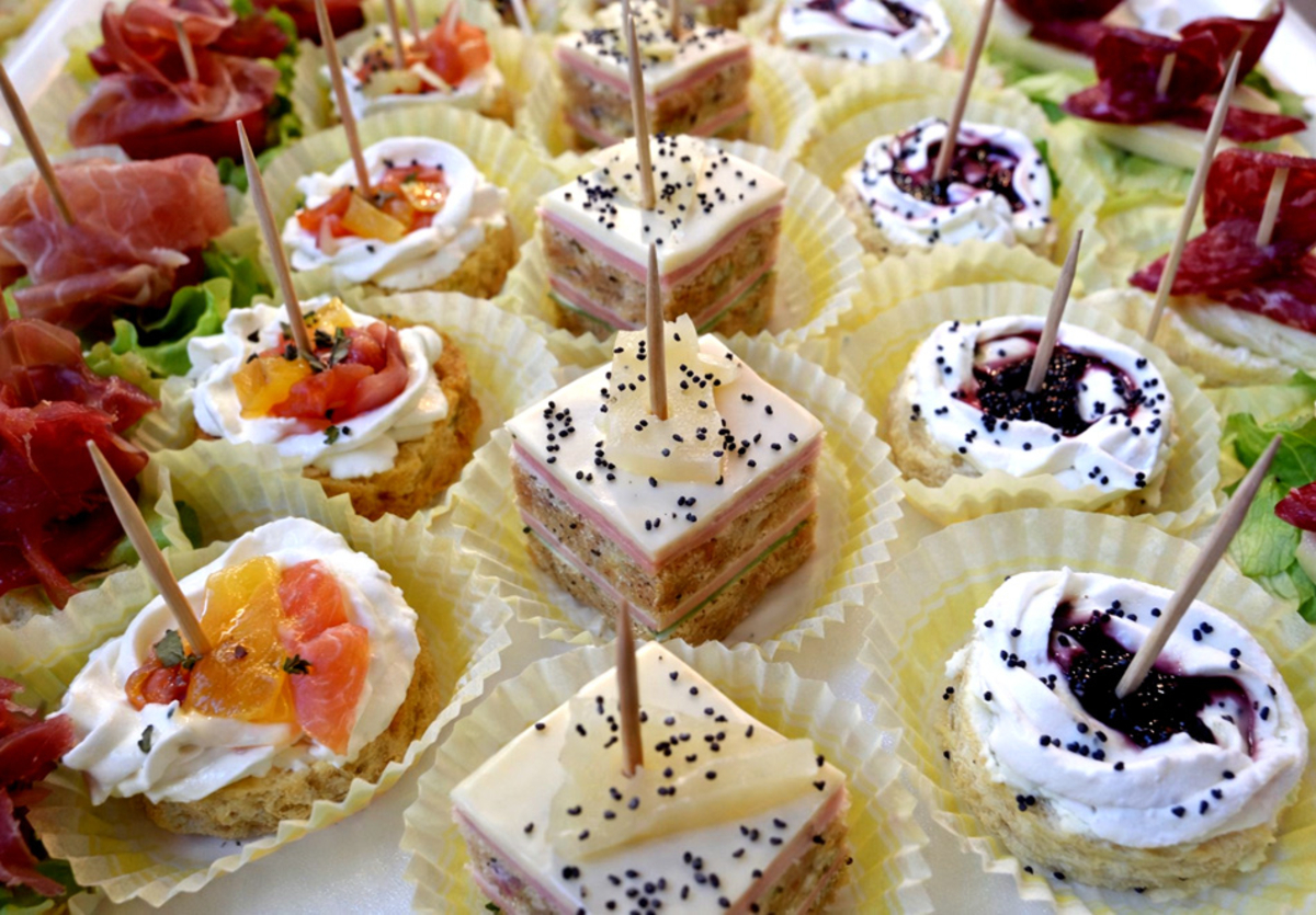 Изберете Вие: 135 или 240 солени и сладки хапки от Мечо Фууд Кетъринг, снимка 5