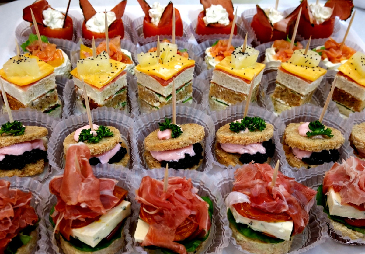 Изберете Вие: 135 или 240 солени и сладки хапки от Мечо Фууд Кетъринг, снимка 4