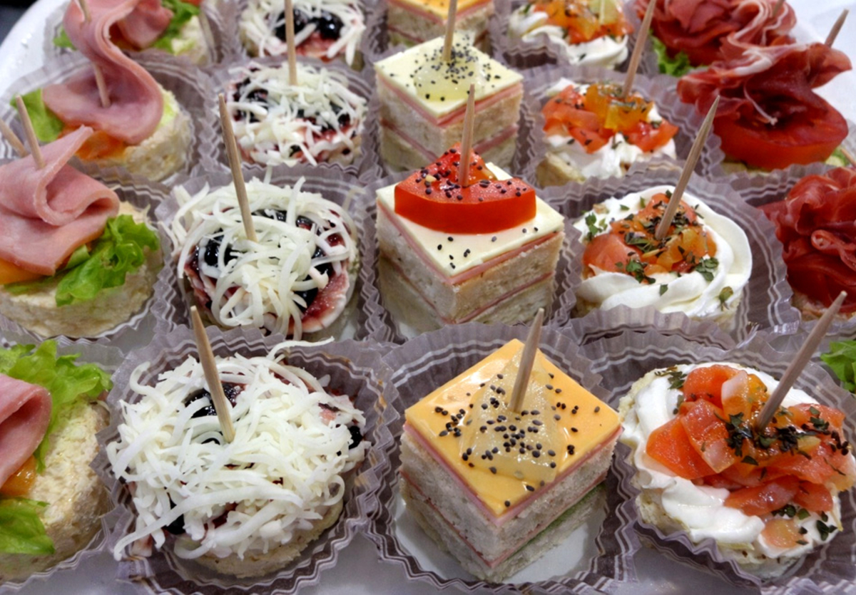 Изберете Вие: 135 или 240 солени и сладки хапки от Мечо Фууд Кетъринг, снимка 3