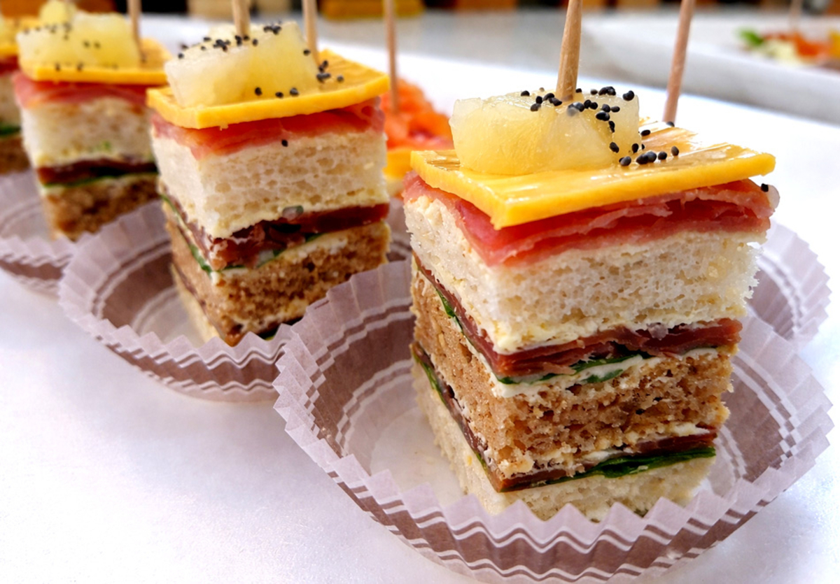 Изберете Вие: 135 или 240 солени и сладки хапки от Мечо Фууд Кетъринг, снимка 11