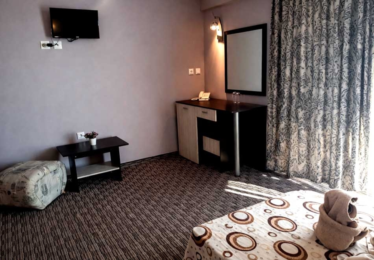 Почивка в Златни Пясъци: All Inclusive на човек + басейн, безплатен транспорт до плаж Кабакум и безплатен паркинг от хотел Силвър, местност Чайка, снимка 11