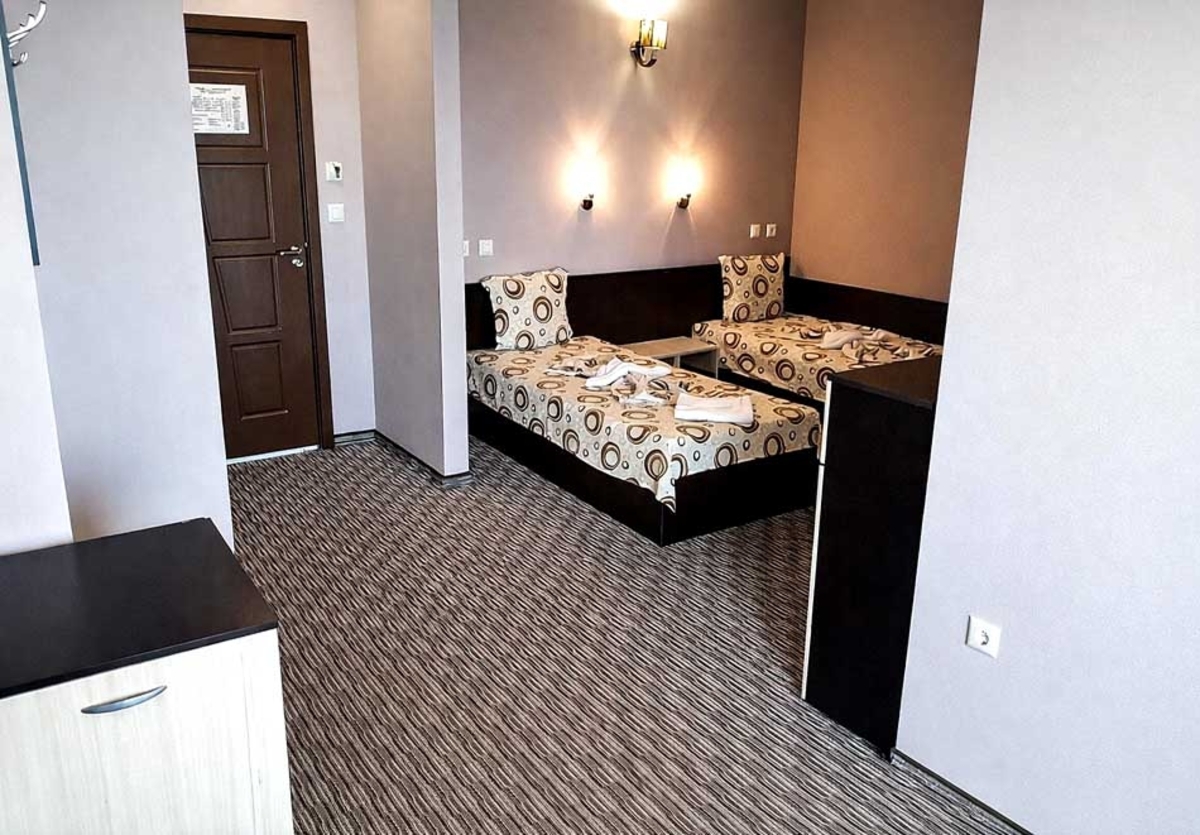 Почивка в Златни Пясъци: All Inclusive на човек + басейн, безплатен транспорт до плаж Кабакум и безплатен паркинг от хотел Силвър, местност Чайка, снимка 9