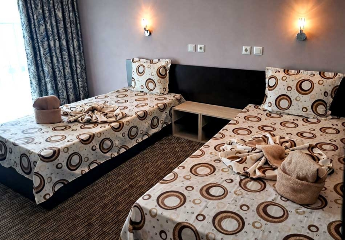 Почивка в Златни Пясъци: All Inclusive на човек + басейн, безплатен транспорт до плаж Кабакум и безплатен паркинг от хотел Силвър, местност Чайка, снимка 12