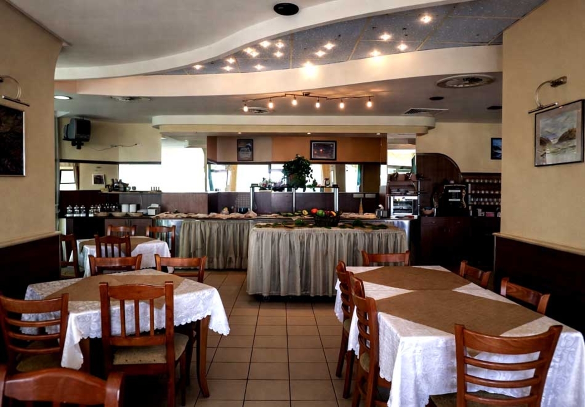 Почивка в Златни Пясъци: All Inclusive на човек + басейн, безплатен транспорт до плаж Кабакум и безплатен паркинг от хотел Силвър, местност Чайка, снимка 15