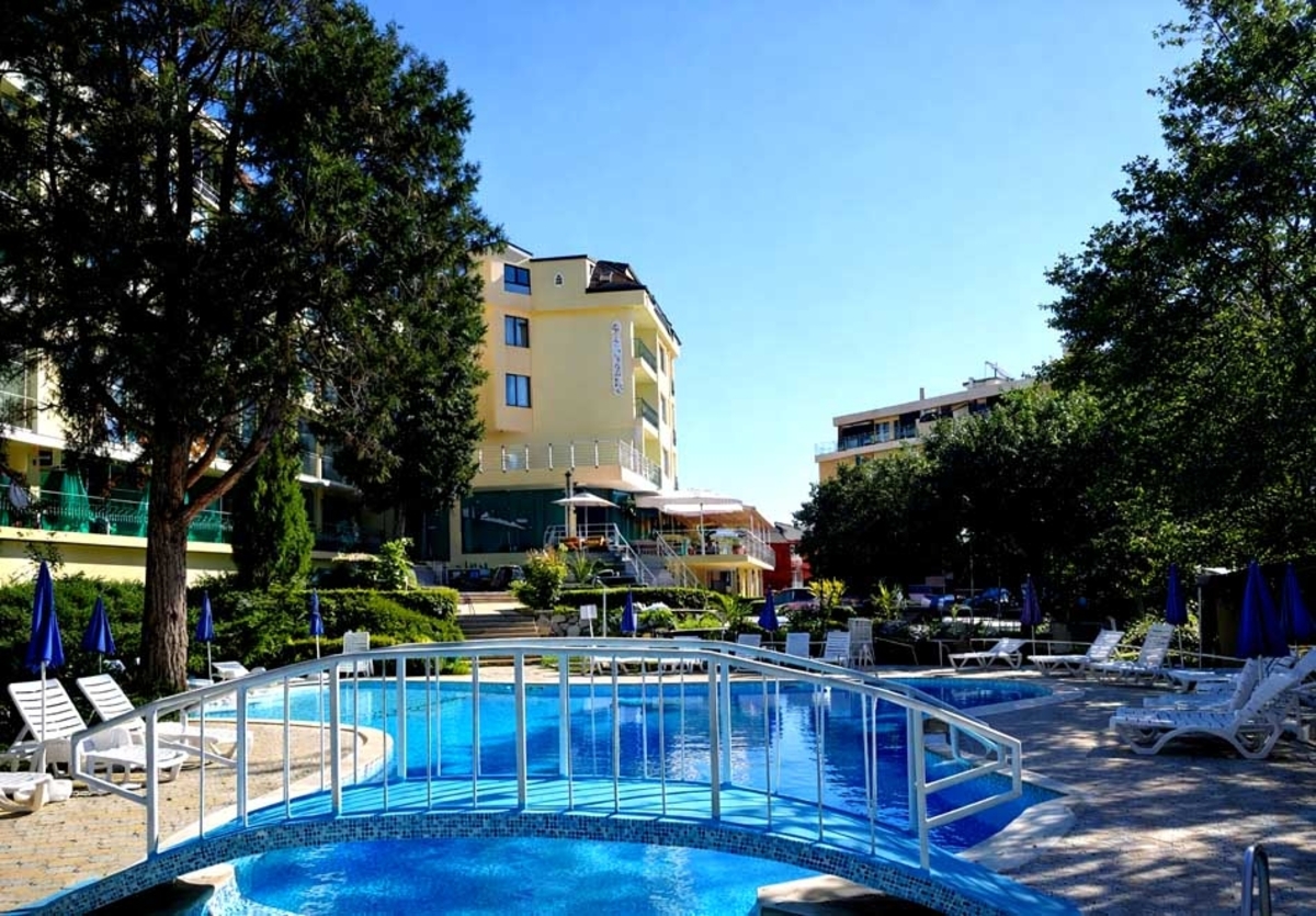 Почивка в Златни Пясъци: All Inclusive на човек + басейн, безплатен транспорт до плаж Кабакум и безплатен паркинг от хотел Силвър, местност Чайка, снимка 2