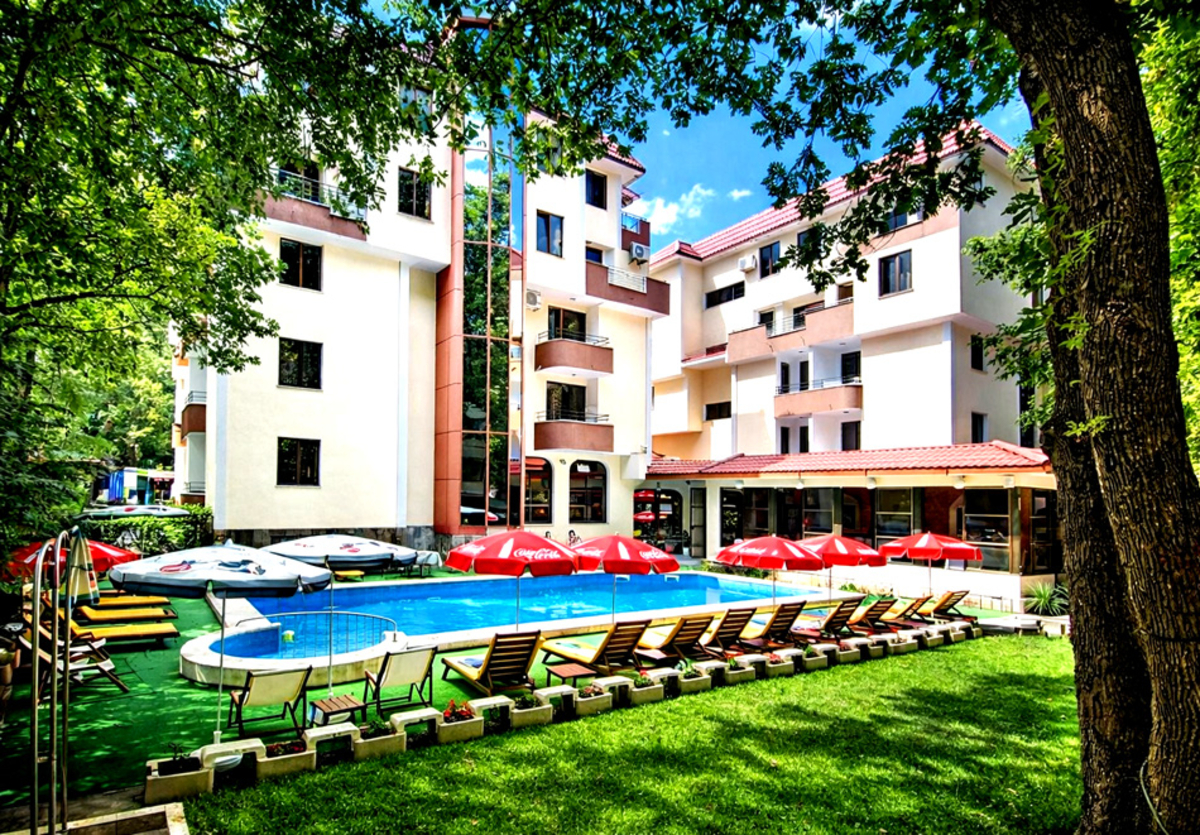 Почивка през юли и август, на 70м. от плажа в Китен: Нощувка на човек със закуска и вечеря + басейн и безплатен паркинг от хотел Сигма***, снимка 3