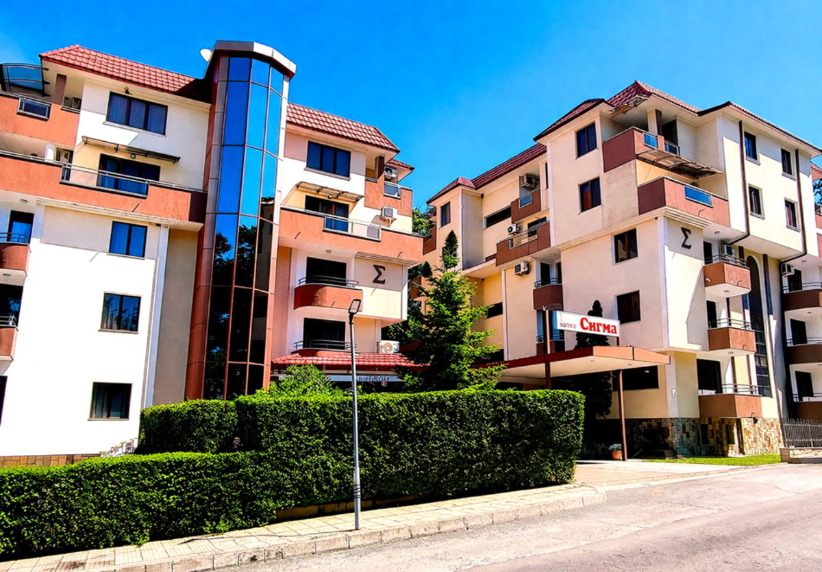 Почивка през юли и август, на 70м. от плажа в Китен: Нощувка на човек със закуска и вечеря + басейн и безплатен паркинг от хотел Сигма***, снимка 2