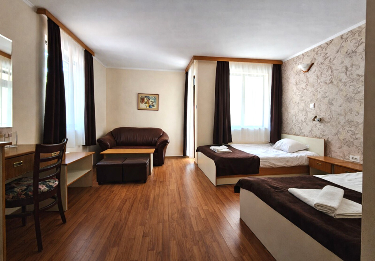 Почивка през юли и август, на 70м. от плажа в Китен: Нощувка на човек със закуска и вечеря + басейн и безплатен паркинг от хотел Сигма***, снимка 7