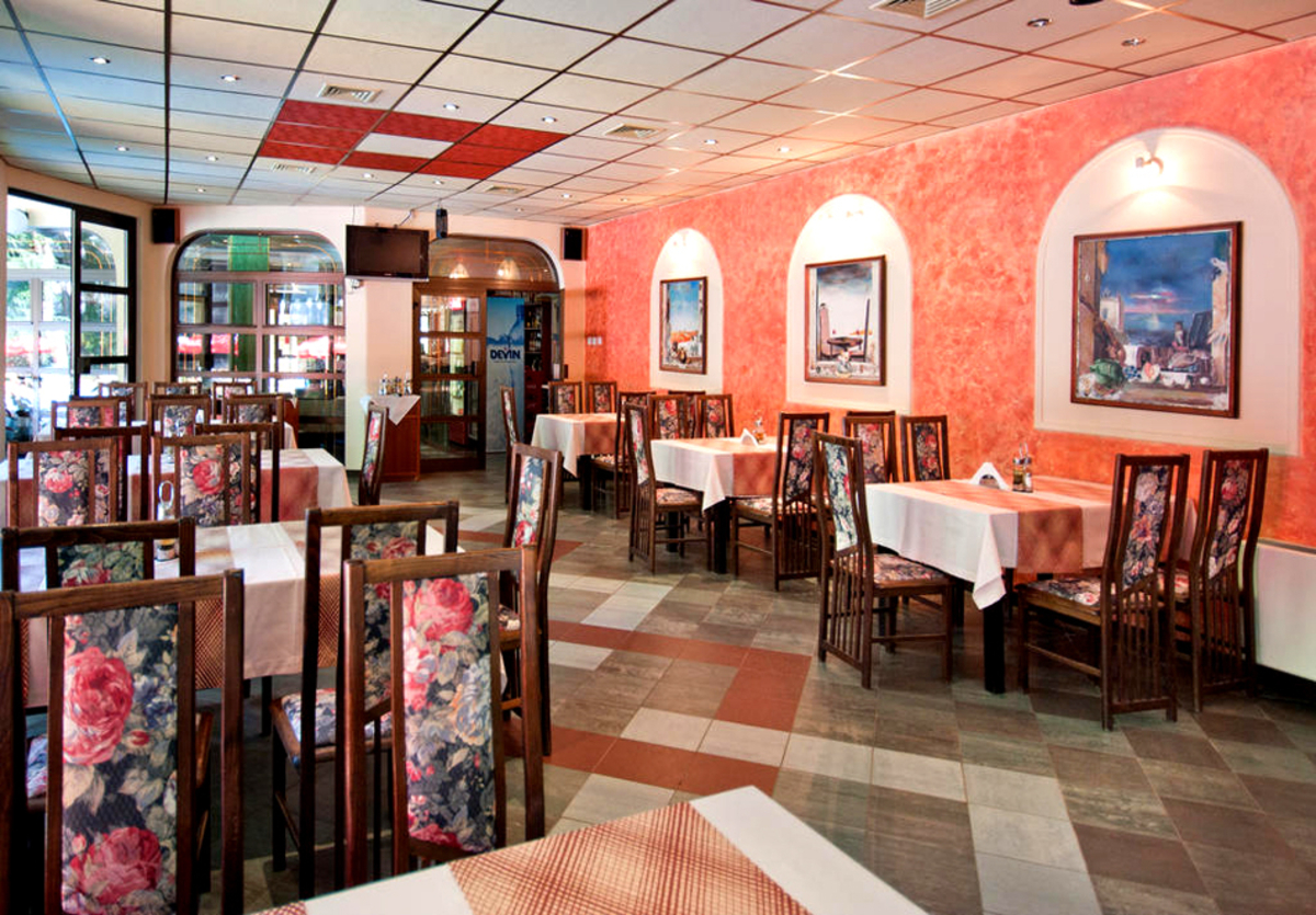 Почивка през юли и август, на 70м. от плажа в Китен: Нощувка на човек със закуска и вечеря + басейн и безплатен паркинг от хотел Сигма***, снимка 11