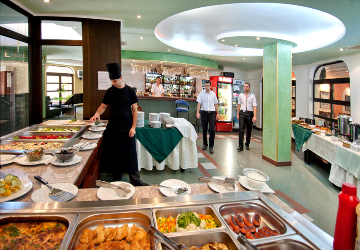 Почивка през юли и август, на 70м. от плажа в Китен: Нощувка на човек със закуска и вечеря + басейн и безплатен паркинг от хотел Сигма***, снимка 13