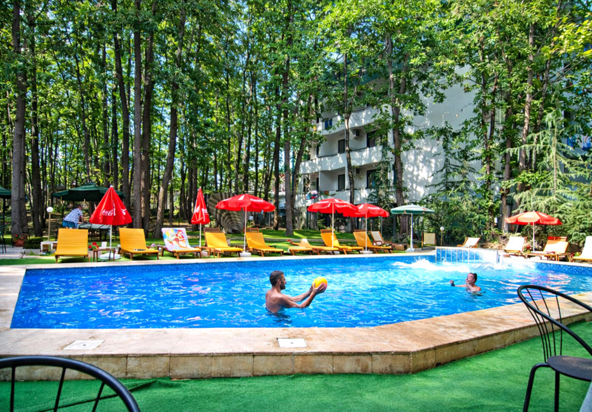 Почивка през юли и август, на 70м. от плажа в Китен: Нощувка на човек със закуска и вечеря + басейн и безплатен паркинг от хотел Сигма***, снимка 5