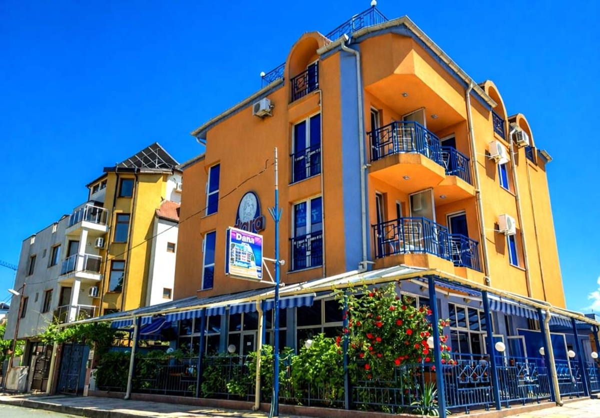 Почивка от 15.06 до 01.07 в Приморско: Нощувка на човек със закуска + басейн и безплатен паркинг от хотел Дара, снимка 2