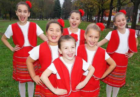 Ансамбъл за народни танци „БЪЛГАРАНИ”